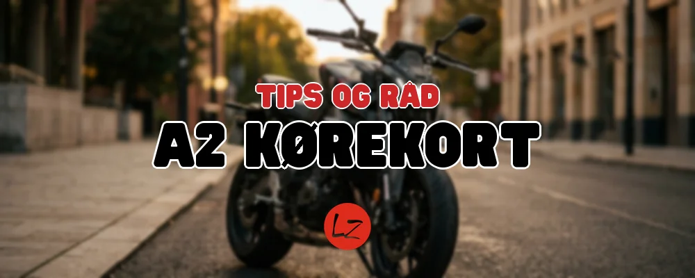 Sporty naked motorcykel parkeret på urban gade – typisk A2-cykel