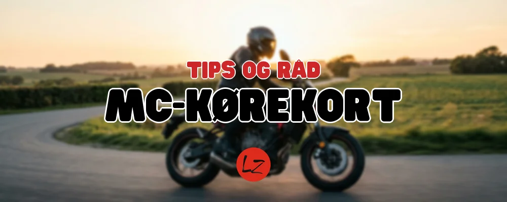 Motorcyklist på sporty motorcykel gennem dansk landskab ved solnedgang