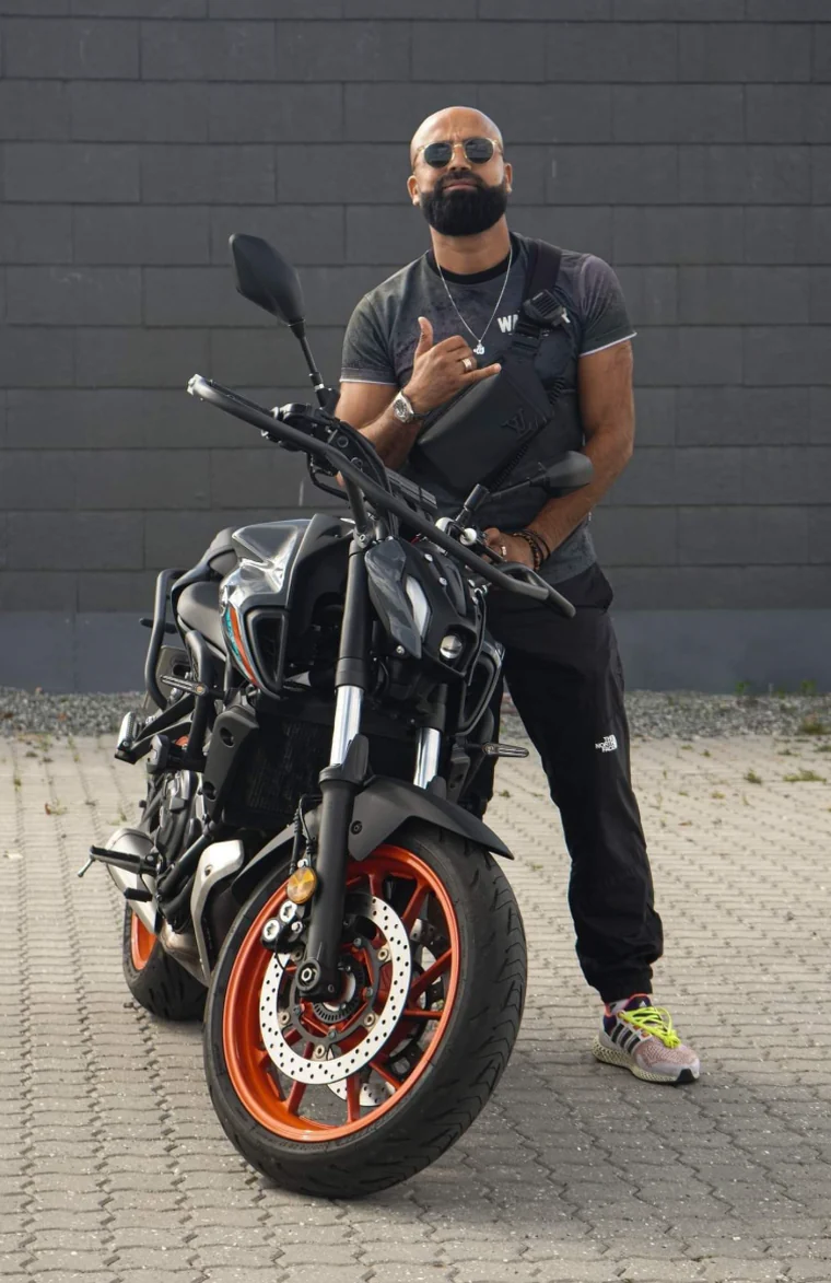 Loay fra LZ Køreskole klar ved en Yamaha MT-07